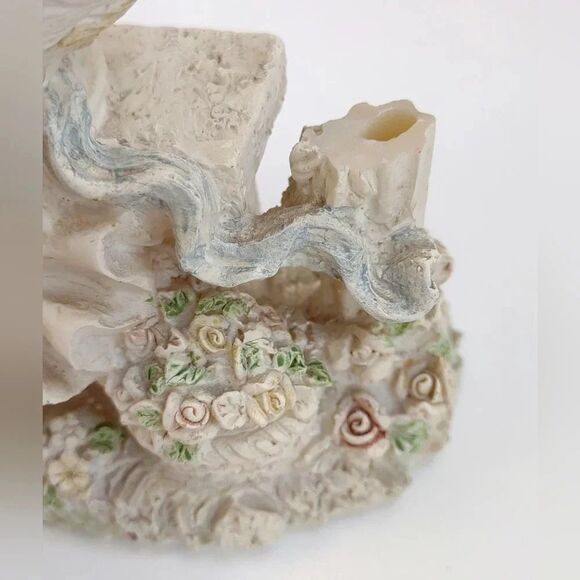 Angel Figurine in Rose Garden Resin - Picture 14 of 15